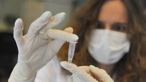 Роспотребнадзор оценил опасность нового штамма коронавируса из Марселя
