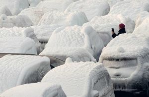 Фото дня: обледеневшие машины во Владивостоке