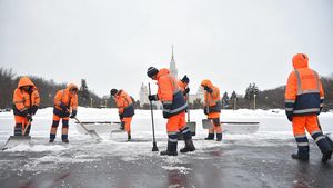 Столичные коммунальщики приступили к уборке снега из-за непогоды