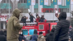 Митингующие захватили международный аэропорт в Алма-Ате
