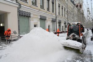 Городские службы ликвидируют последствия сильного снегопада в Москве