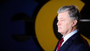 Украинский суд арестовал все имущество экс-президента Петра Порошенко