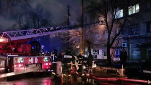 Пожарные спасли 24 человека из горящего жилого дома на западе Москвы