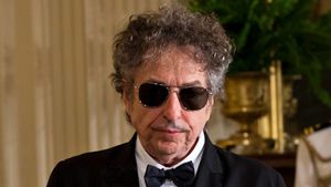 Адвокаты Боба Дилана отвергли обвинения в совращении ребенка 50 лет назад