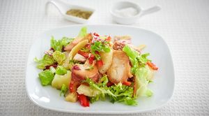 Салат с копченой курицей и свежими овощами