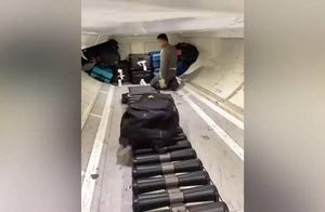 Видео: Тетрис по-взрослому — как укладывают чемоданы в багажном отсеке самолета