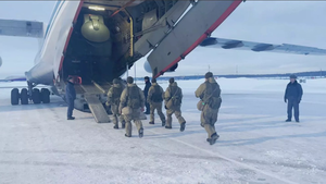 Военнослужащие и техника ВДВ начали погрузку для доставки в Казахстан
