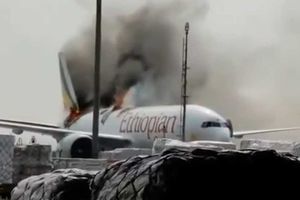 Самолет российской авиакомпании «Авиастар-Ту» загорелся в аэропорту Китая
