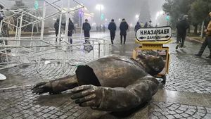 «Зря ему сносят памятники»: зачем «сбежавшего» Назарбаева предъявили публике