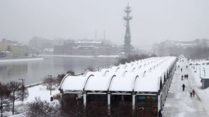 Около двух сантиметров снега выпало за последние часы в Москве