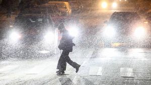 Столичным автомобилистам напомнили о правилах движения в снегопад
