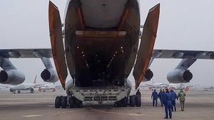 Самолет ВКС доставил из Казахстана в Москву почти 150 россиян