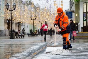 Круглосуточная уборка улиц от снега продолжается в Москве