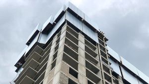 Многоэтажку по реновации в ЮАО столицы украсят металлическими «наличниками»