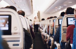 6 раздражающих вещей в самолете, способных взбесить любого
