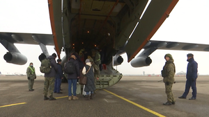 Самолет ВКС эвакуировал из Казахстана в Москву почти 150 россиян