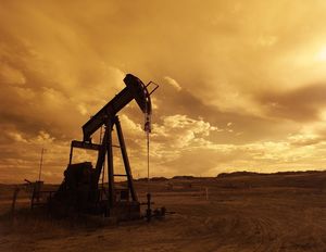 Цена нефти Brent превысила 85 долларов впервые с 10 ноября