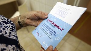 Иммунолог Жемчугов рассказал об особой опасности «омикрон»-штамма для пожилых россиян