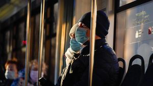 Академик РАН призвал россиян отказаться от тканевых масок