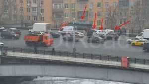 Грузовик и три легковушки столкнулись на Большом Краснохолмском мосту