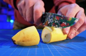 Видео: Как порезать овощи и фрукты с помощью пластиковых крышек