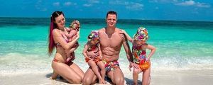 Дмитрий Тарасов с семьей отдыхает на Мальдивах на вилле стоимостью 160 тысяч рублей в день