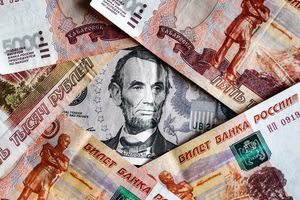 Эксперт рассказал, что убережет рубль от падения