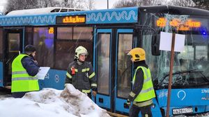 Момент столкновения легковушки с автобусом на Варшавском шоссе попал на видео