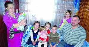 В декрете уже 30 лет: украинка родила 19-го ребенка и опубликовала фото большой семьи