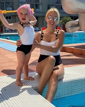 Дочка Леры Кудрявцевой показала, как умеет плавать в бассейне