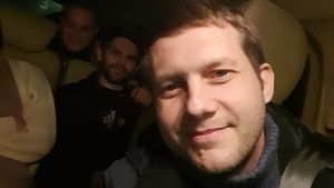Страстные ласки прямо в подъезде: холостой Корчевников рассказал о недавнем ночном инциденте