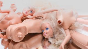 Куклы так похожи на людей: столичный дизайнер создал главные типажи москвичей в виде Барби и Кенов