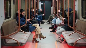 Специалисты начали восстанавливать движение поездов на синей ветке метро