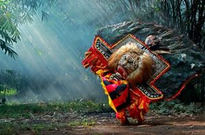 Реог понорого - «рычащий» ритуальный танец в маске, которая весит 60 кг