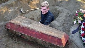 Выкапывая могилу, гробовщик провалился в старый трухлявый гроб. Фотография, которая лежала в кармане покойника, напрочь обескуражила его …
