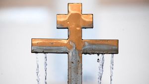 Священник рассказал о правилах обращения со святой водой