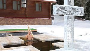 Песков допустил участие Путина в крещенских купаниях в Подмосковье