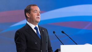 Медведев заявил о серьезных вопросах по качеству миграционного учета