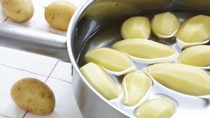 Как быстро почистить картошку без ножа
