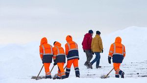 Более 90 тысяч рабочих заняты уборкой снега в Москве