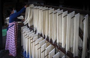 Фото дня: изготовление лапши в Индонезии