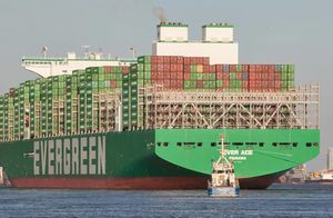 ​Видео: Самый большой в мире контейнеровоз длиной 400 метров изнутри