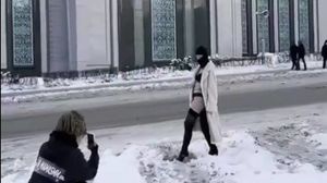 Полиция проверит видео с полуобнаженной девушкой на фоне Московской соборной мечети