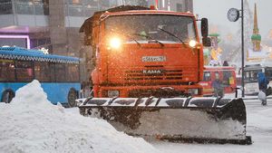 Более 12 тысяч единиц техники занялись очисткой Москвы от снега