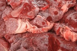 Что делать, чтоб быстро разморозить мясо без духовки и микроволновки