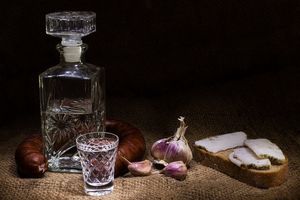 Академик РАН назвал способ борьбы с «омикроном» с помощью водки