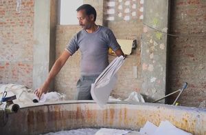 Видео: Как один город поддерживает 500-летнюю бумажную промышленность Индии