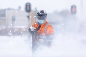 Столичные службы приступили к очистке улиц города от снега