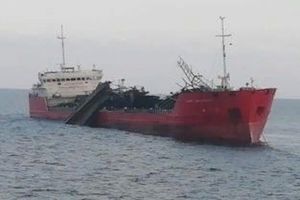 Танкер с российским экипажем загорелся в Черном море