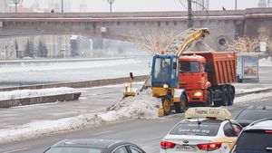 Городские службы продолжают очищать московские улицы от снега